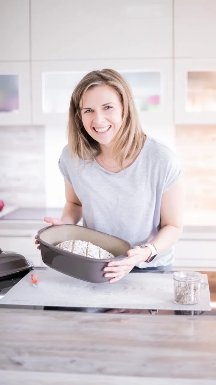 Anna Gildenstern mit einem frisch gebackenen Brot im Ofenmeister