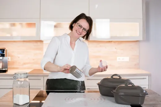 Katharina beim Kochen in ihrer Küche