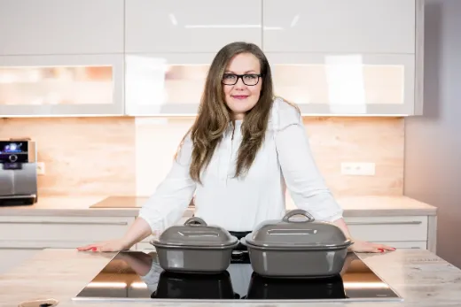 Viktoria an ihrer Kücheninsel mit Pampered Chef Produkten